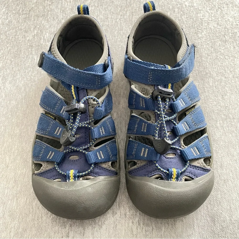 Keen Youth Size 4 Blue Newport H2 Closed Toe Washable Sandals Hook/Loop Closure